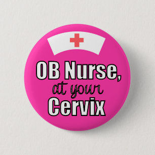 OB Krankenschwester an Ihrem Hals-Rosa-Knopf Button