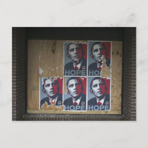 Obama unterschreibt in einem vernagelten Fenster e Postkarte