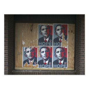 Obama unterschreibt in einem zugenagelten Fenster Fotodruck