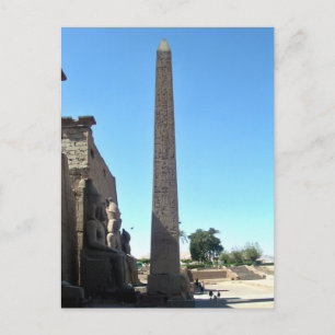 Obelisk im luxuriösen Tempel gegen blauen Himmel Postkarte
