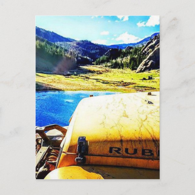 Oben am Gelben Jeep mit Bergen Postkarte (Vorderseite)