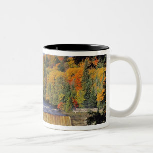 Oberer Tahquamenon-Wasserfall in UP Michigan im He Zweifarbige Tasse