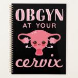 OBGYN bei Ihrem Muttertier Planer<br><div class="desc">OBGYN in Ihrem Gebärmutterdesign ist perfekt für Geburtshelfer oder Gynäkologen. Perfekt für Ärzte mit Geburtshilfe oder Gynäkologie. Medizinische Designmerkmale lustiges Sprichwort mit Gebärmuttergrafik</div>