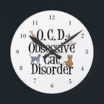 Obsessiver Katzenstörung lustig Runde Wanduhr<br><div class="desc">Ich habe eine obsessive Katzenkrankheit seit Kätzchen. Ich bin total verschleiert und verrückt nach meinen niedlichen Katzen. Ich Liebe Kitten Spaß Geschenke und Zimmer Dekoration. Eine lustige Katzenuhr.</div>