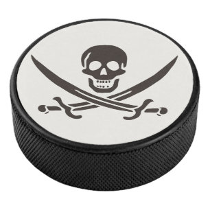 Obsidian-Schädel-Schwerter Piratenflagge von Calic Eishockey Puck