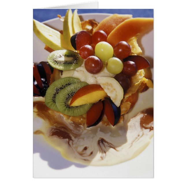 Obstsalat mit Eis. (Vorne)