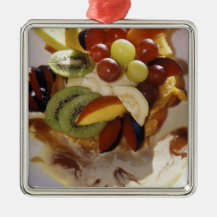 Obstsalat mit Eiscreme. Ornament Aus Metall