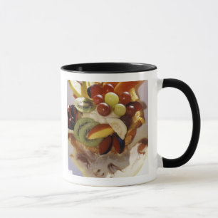 Obstsalat mit Eiscreme. Tasse