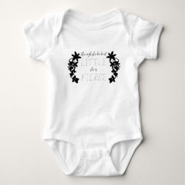 "Obwohl sie nur klein ist, ist sie filigraner" Mit Baby Strampler
