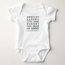 OC setzt Baby-Bodysuit auf den Strand