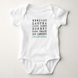 OC setzt Baby-Bodysuit auf den Strand Baby Strampler