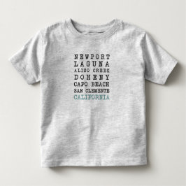 OC setzt Baby-T-Shirt auf den Strand Kleinkind T-shirt