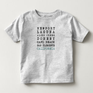 OC setzt Baby-T-Shirt auf den Strand Kleinkind T-shirt