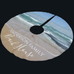 Ocean Beach Polyester Weihnachtsbaumdecke<br><div class="desc">Fügen Sie Ihrem Zuhause personalisierten Stil mit diesem personalisierten, strandbezogenen Baumrock hinzu, der perfekt für Ihr Strandhaus geeignet ist. Das Design zeigt ein ruhiges Foto der blauen und weißen Wellen, blauer Himmel und goldener Sand der Küste Melbourne, in Australien. Der moderne, weiße Text ist anpassbar, sodass Sie Ihren eigenen Familiennamen...</div>