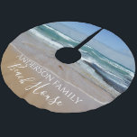 Ocean Beach Polyester Weihnachtsbaumdecke<br><div class="desc">Fügen Sie Ihrem Zuhause personalisierten Stil mit diesem personalisierten, strandbezogenen Baumrock hinzu, der perfekt für Ihr Strandhaus geeignet ist. Das Design zeigt ein ruhiges Foto der blauen und weißen Wellen, blauer Himmel und goldener Sand der Küste Melbourne, in Australien. Der moderne, weiße Text ist anpassbar, sodass Sie Ihren eigenen Familiennamen...</div>