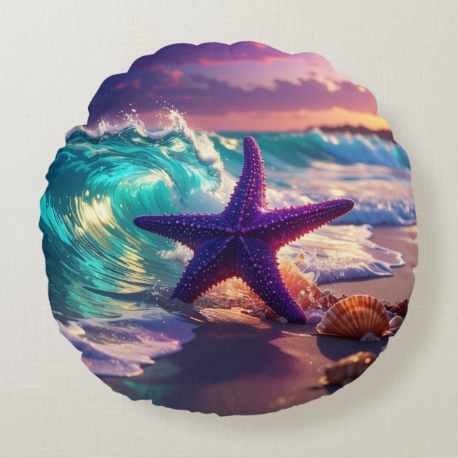 Ocean beach with violet starfish rundes kissen (Vorderseite)