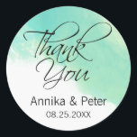 Ocean Blue Watercolor und Calligraphie Vielen Dank Runder Aufkleber<br><div class="desc">Coole und beruhigende Meeresblau-Farbtöne fließen durch dieses einfache abstrakte Dankeschön-Design mit kalligraphischen Textakzenten. Fügen Sie den Text anstelle des angezeigten Beispieltextes ein. Hier als Hochzeit danke Ihnen Aufkleber mit den Namen der Braut und Bräutigam sowie deren Hochzeitstag.</div>