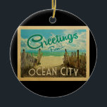 Ocean City Beach Vintage Reisen Keramik Ornament<br><div class="desc">Dieses Greetings From Ocean City Vintage Postcard Design verfügt über einen Sandstrand mit einem schönen türkisfarbenen Ozean Wasser und über dem Meer,  einen blauen Himmel mit billigen weißen Wolken. Im Vintage Reisen Stil.</div>
