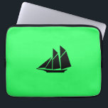 Ocean Glow_Black-on-Green Clipper Ship Laptopschutzhülle<br><div class="desc">Wenn Sie kreativ sind,  können Sie die Größe,  Position,  Farbe und sogar die Anzahl der Clipper-Schiffe ändern,  zusammen mit der Hintergrundfarbe. Klicken Sie einfach auf "Anpassen" und gehen Sie los!</div>