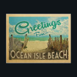 Ocean Isle Beach Vintage Reisen Postkarte<br><div class="desc">Dieses Vintage Design aus der Postkarte des Ocean Isle Beach besticht durch einen Sandstrand mit türkisblauem Meerwasser und einen blauen Himmel mit duftigen weißen Wolken. Im Vintage Reisen Stil.</div>