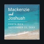 Ocean Magnet Beach Hochzeit Gefallen oder Keepake<br><div class="desc">Der Magnet für die Hochzeit in Urlaubsort eines Paares mit Namen, Hochzeitsdatum und Lage mit einer tieftürkisblauen tropischen Meereswelle, die an Land zu einem weichen Sandstrand führt. Diese robusten Magnete sind ideal, um die Dattelkarten zu speichern, oder als Gunst oder Sake für Ihre Gäste oder Ihr Brautparty. Klicken Sie auf...</div>