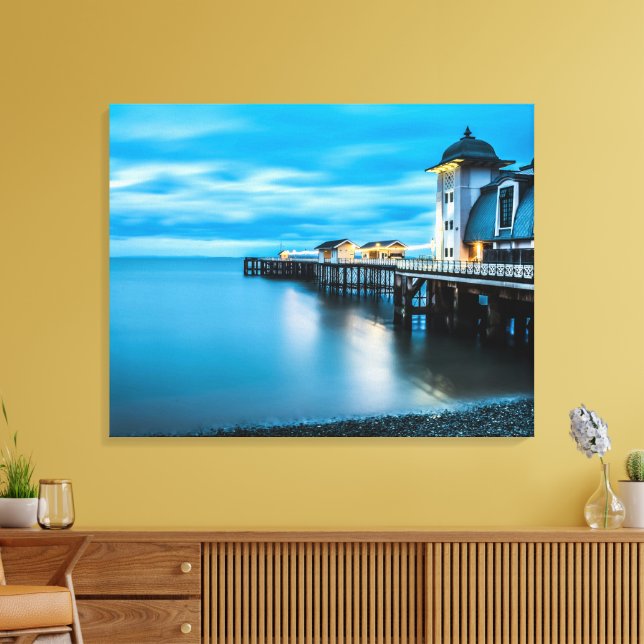 Ocean Pier Lights – Tranquil Evening Reflections Leinwanddruck (Insitu (Wohnzimmer))