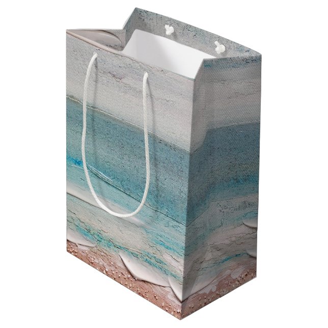 Ocean Sand Textur Mittlere Geschenktüte (Rückseite Schrägansicht)