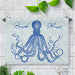 Octopus Anchors Vintag Blue Personalisiert Beach Geschirrtuch<br><div class="desc">Dieser wunderschöne antike Oktopus, der* aus dem 19. Jahrhundert zeichne, wurde in Blau aufgefärbt und auf einem hübschen grau-blauen, bedrückten/grunen Hintergrund mit einem schwachen Ankermuster platziert. Das Ergebnis ist ein originelles Collage-Design, das zu Ihrem Thema Wassersport und Strand passt. Der Viktorianische Oktopus hat viele hüpfende Tentakel. Der Text "Beach House"...</div>