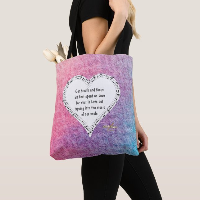 Ode an Liebe Tasche von Poet Adiela Akoo (Von Nahem)