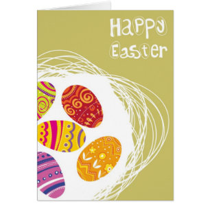 Oeuf de pâques dans le nid sur l'arrière - plan