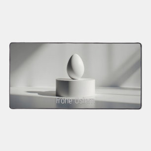Œuf de Pâques minimaliste sur un socle moderne