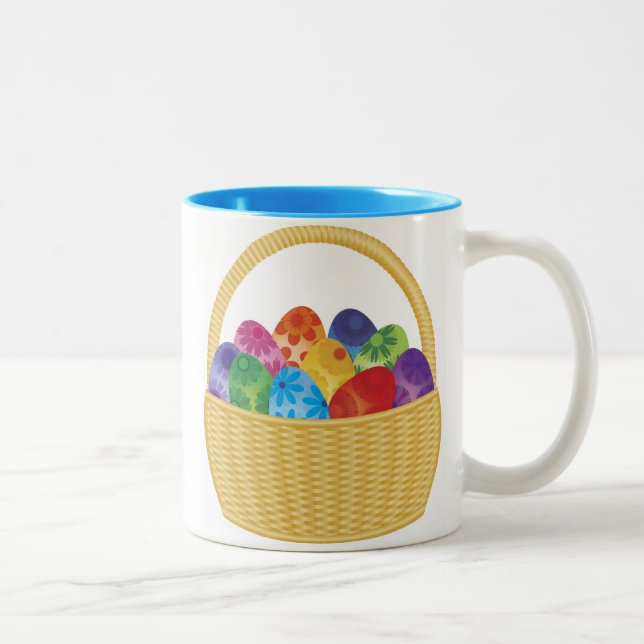 Oeufs de pâques colorés dans la tasse de panier (Droit)