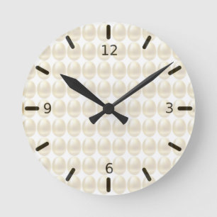 Œufs dorés modernes sur une horloge ronde en ivoir