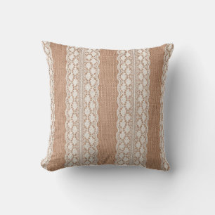 Off-White Lace auf Brown Burlap Texture Kissen