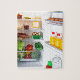 Offener Kühlschrank mit Essen