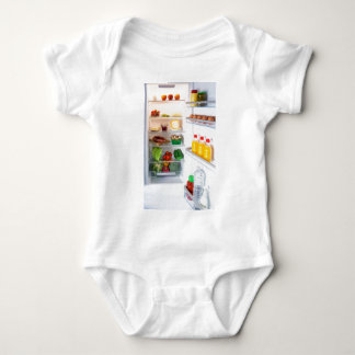 Offener Kühlschrank mit Essen Baby Strampler