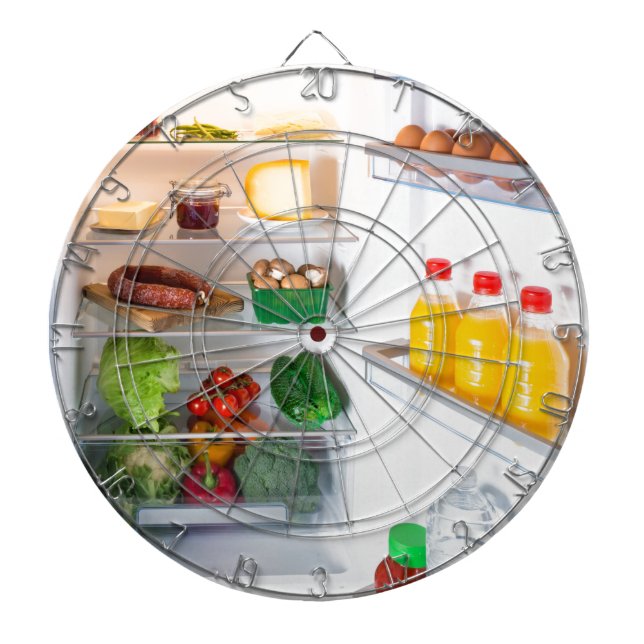 Offener Kühlschrank mit Essen Dartscheibe (vorne)