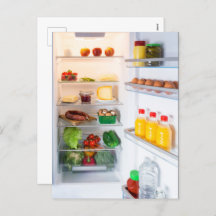 Offener Kühlschrank mit Essen