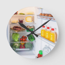 Offener Kühlschrank mit Essen Runde Wanduhr