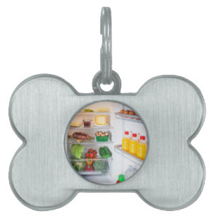Offener Kühlschrank mit Essen Tiermarke