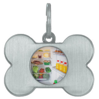 Offener Kühlschrank mit Essen Tiermarke