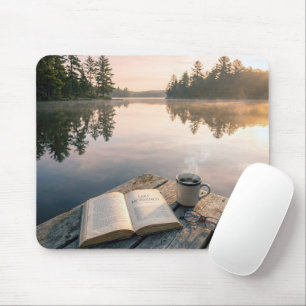 Offenes Buch mit Kaffee auf einem Seeboden Mousepad
