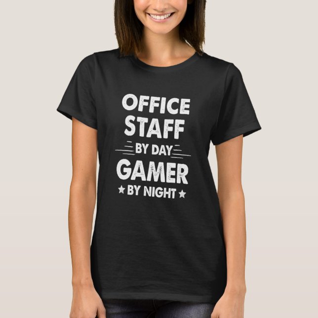 Office Staff By Day Gamer By Night T-Shirt (Vorderseite)