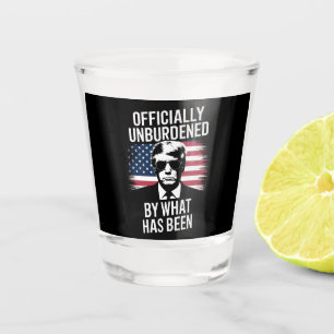 Offiziell entlastet von dem, was Trump gewesen ist Schnapsglas