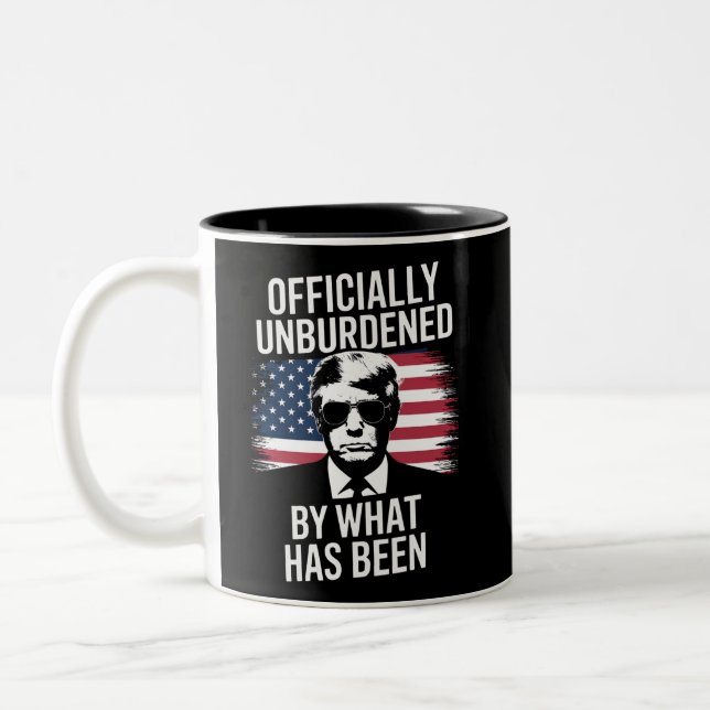 Offiziell unbelastet durch das, was Trump war Zweifarbige Tasse (Links)
