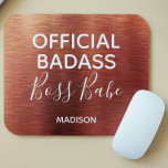 Offizieller Badass Boss Babe Metallic Kupfername Mousepad<br><div class="desc">Das offizielle Badass Boss Babe Metallic Copper Name Mouse Pad bietet einen luxuriösen,  gebürsteten metallischen Kupferhintergrund mit dem Text "Offiziell Badass Boss Babe" in moderner Typografie,  personalisiert mit Ihrem Namen. Anpassen durch Bearbeiten des Texts im bereitgestellten Textfeld</div>