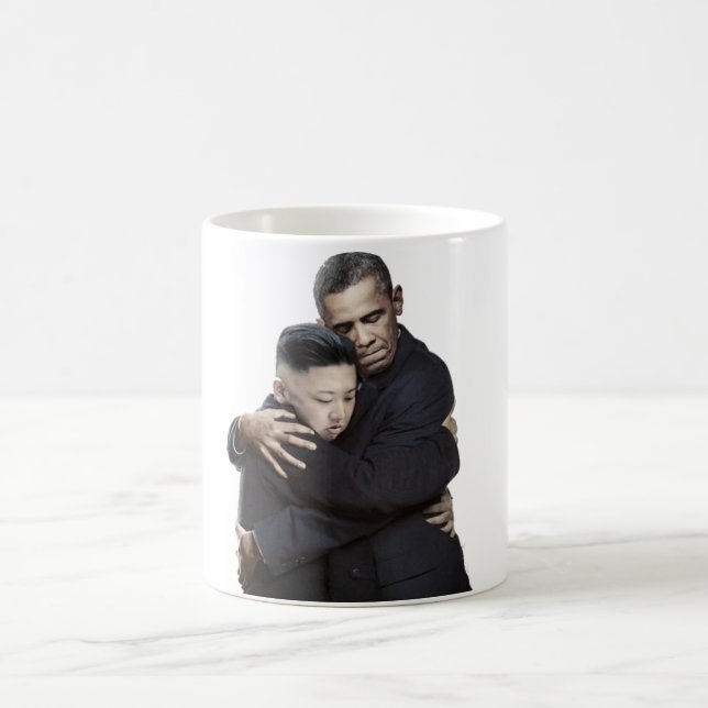Offizieller Obama, der Kim Jong-UNO Tasse umarmt (Mittel)