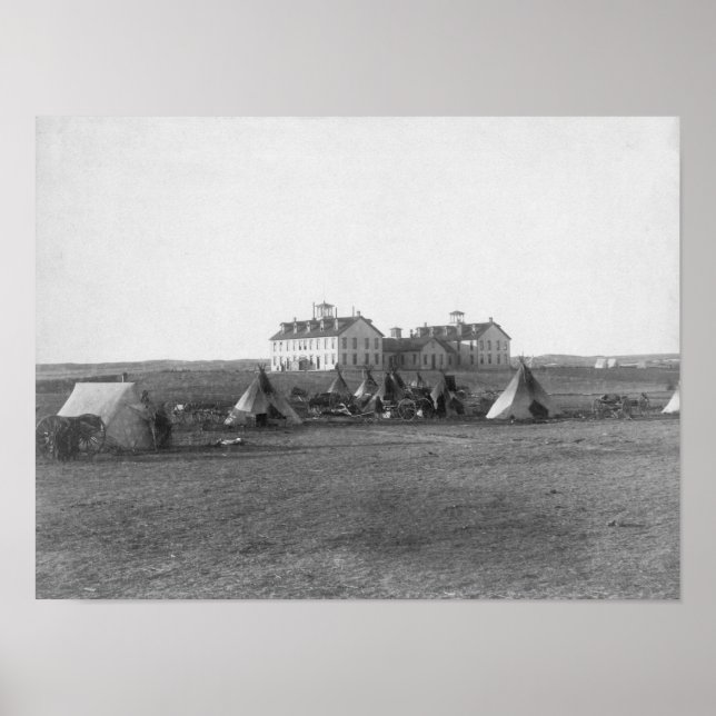 Oglala Tipi vor der US-Schule für Amerikanische Ur Poster (Vorne)