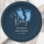 Oh Baby Feet Navy Blue Baby Dusche Pappteller<br><div class="desc">Die Teller sind mit niedlichen handbemalten Aquarellbeinen in Pastellblau auf einem dunkelmarineblauen Hintergrund gestaltet. Sie sagen Oh Baby in stilvoller Schrift-Typografie. Einfach anpassbar. Weil wir unsere Kunstwerke erstellen,  werden Sie dieses exakte Bild von anderen Designern nicht finden. Original Wasserfarbe © Michele Davies.</div>