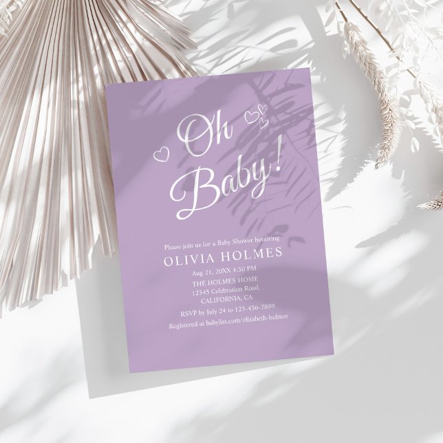 "Oh Baby" Lavender Moderne Minimalistische Babydus Einladung ("Oh Baby" Lavender Modern Minimalist Baby Shower Invitation on a sunny boho white table.)